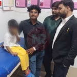 बच्चे के निजी अंग पर चोट के निशान के साथ एक डरा हुआ बच्चा और उसके माता-पिता पुलिस से शिकायत करते हुए।