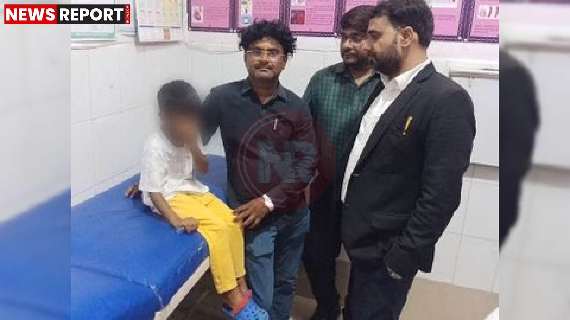 बच्चे के निजी अंग पर चोट के निशान के साथ एक डरा हुआ बच्चा और उसके माता-पिता पुलिस से शिकायत करते हुए।