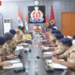 वाराणसी पुलिस आयुक्त की बैठक में अधिकारी और पुलिसकर्मी