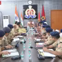 वाराणसी पुलिस आयुक्त की बैठक में अधिकारी और पुलिसकर्मी