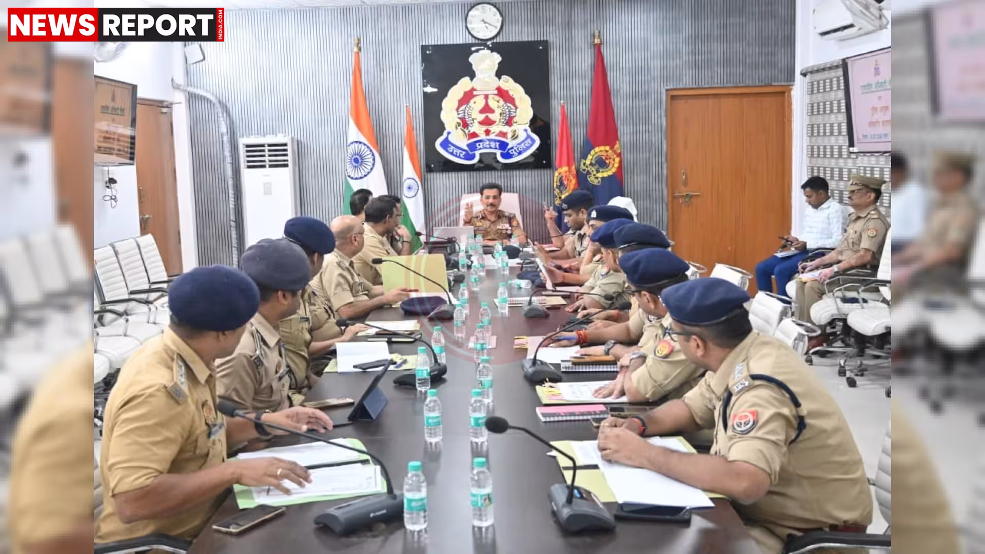 वाराणसी पुलिस आयुक्त की बैठक में अधिकारी और पुलिसकर्मी