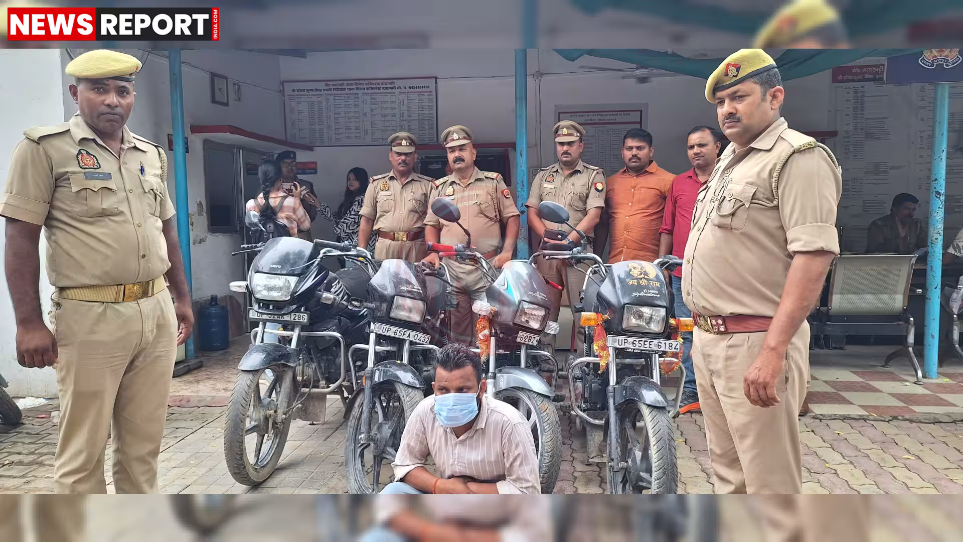 पुलिस वाहन चोर को गिरफ्तार कर चोरी की मोटरसाइकिलें बरामद करते हुए