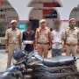 पुलिस द्वारा पकड़े गए दो चोरों और बरामद चोरी की मोटरसाइकिल व मोबाइल फोन का दृश्य।