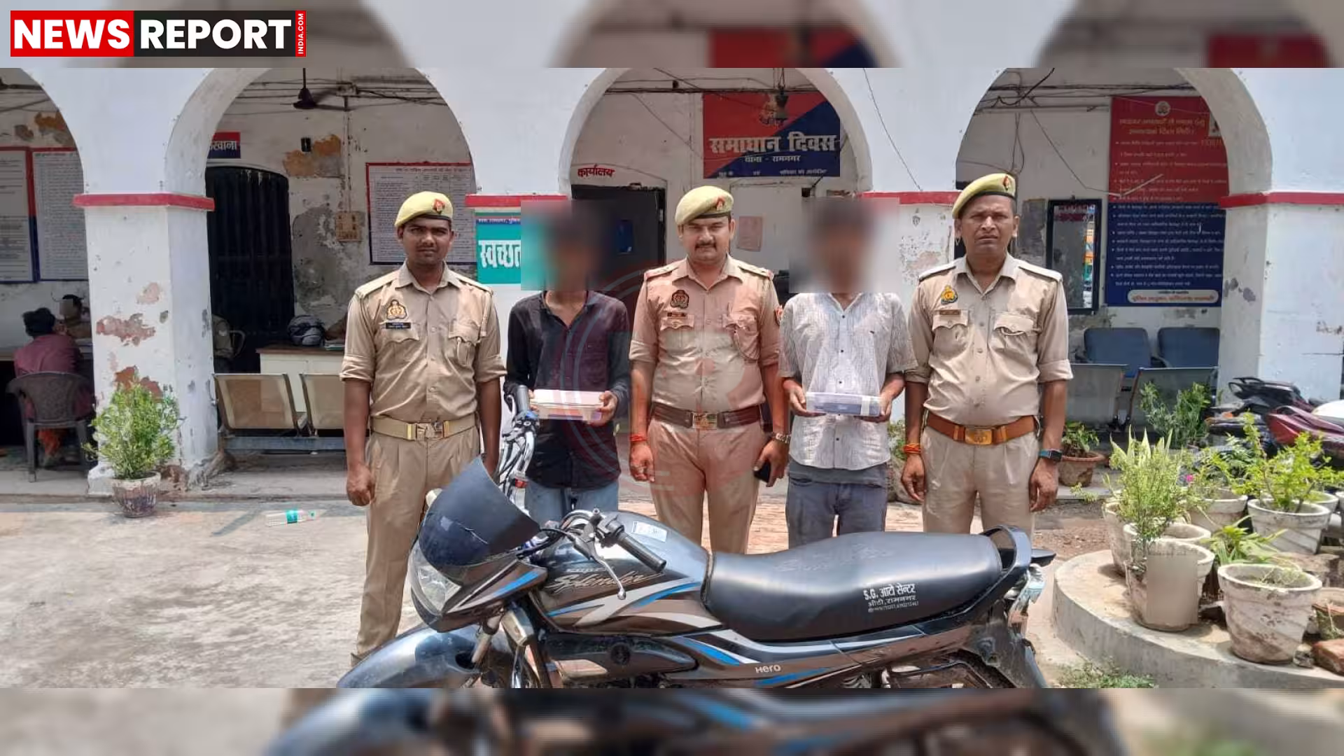 पुलिस द्वारा पकड़े गए दो चोरों और बरामद चोरी की मोटरसाइकिल व मोबाइल फोन का दृश्य।
