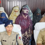 वाराणसी में फर्जी मैरेज ब्यूरो से साइबर ठगी के मामले में गिरफ्तार महिलाएं और बरामद मोबाइल फोन