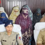 वाराणसी में फर्जी मैरेज ब्यूरो से साइबर ठगी के मामले में गिरफ्तार महिलाएं और बरामद मोबाइल फोन