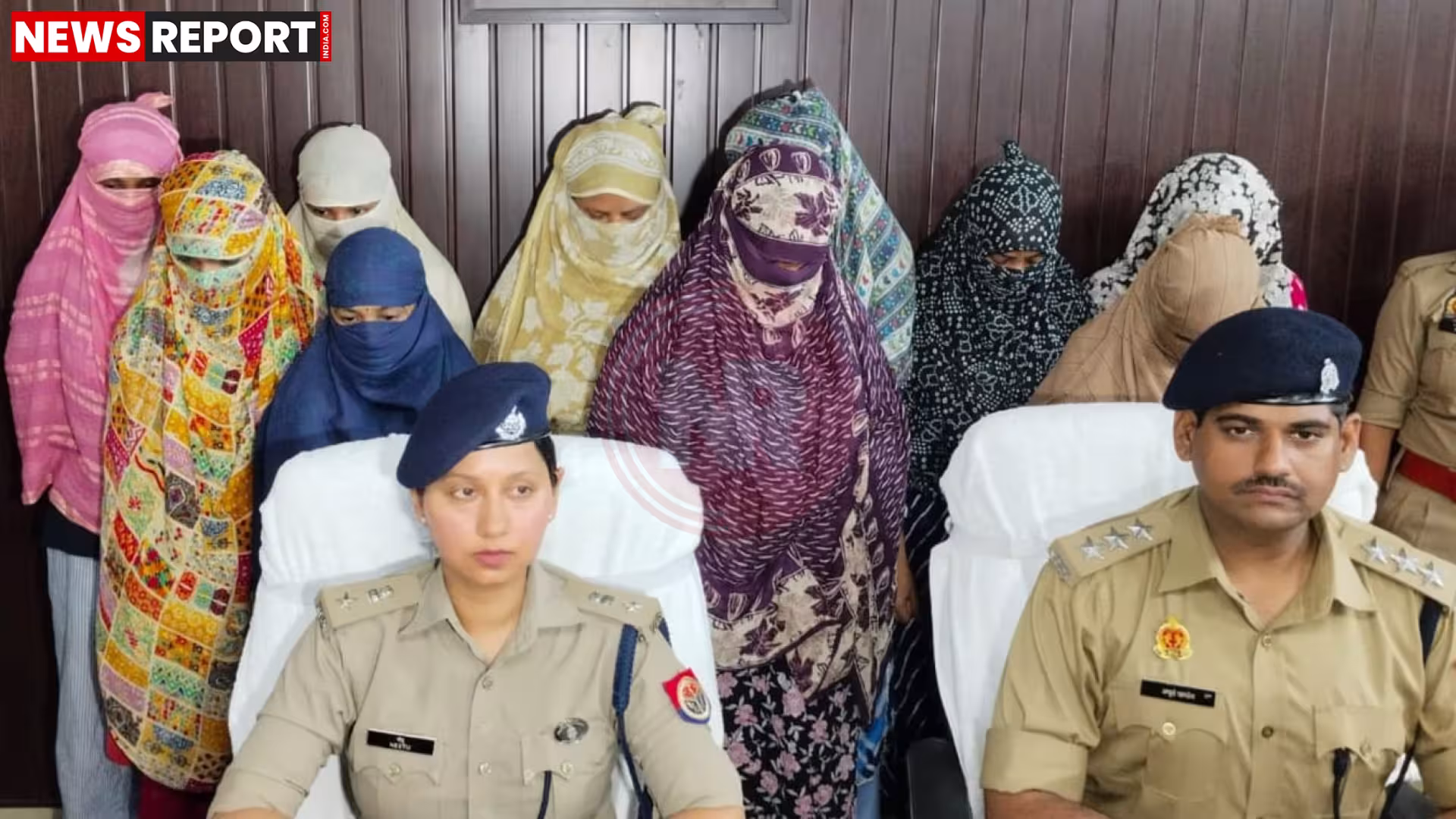 वाराणसी में फर्जी मैरेज ब्यूरो से साइबर ठगी के मामले में गिरफ्तार महिलाएं और बरामद मोबाइल फोन