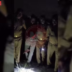 वाराणसी में पुलिस मुठभेड़ के बाद घायल बदमाश को अस्पताल ले जाते पुलिसकर्मी