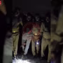 वाराणसी में पुलिस मुठभेड़ के बाद घायल बदमाश को अस्पताल ले जाते पुलिसकर्मी