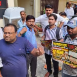 वाराणसी में निवेश धोखाधड़ी के आरोपी मेडलियन ज्वेलर्स के कार्यक्रम स्थल पर पुलिस और प्रदर्शनकारी