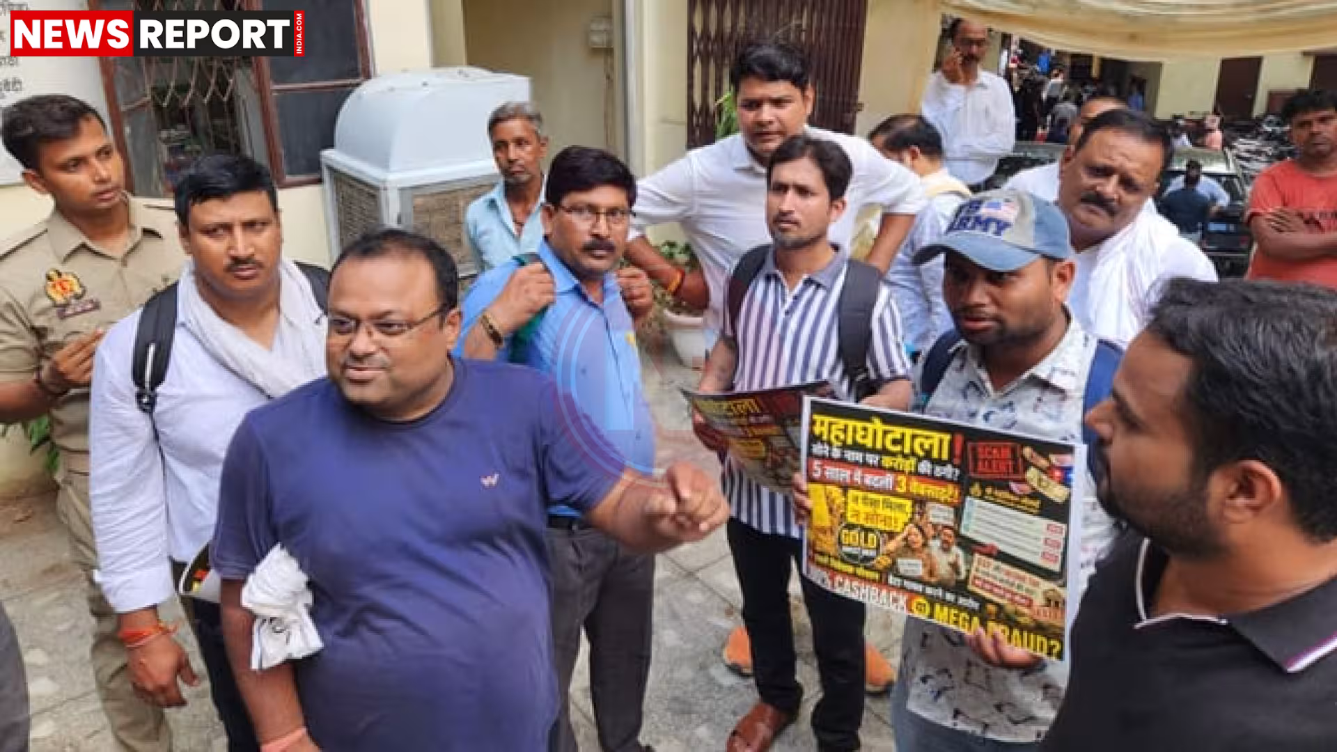 वाराणसी में निवेश धोखाधड़ी के आरोपी मेडलियन ज्वेलर्स के कार्यक्रम स्थल पर पुलिस और प्रदर्शनकारी
