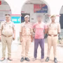 वाराणसी पुलिस नाबालिग दुष्कर्म आरोपी फहीम खान को गिरफ्तार करते हुए