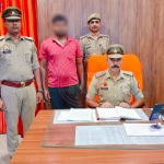 पुलिस हिरासत में एक अपराधी, पीछे पुलिसकर्मी खड़े हैं।