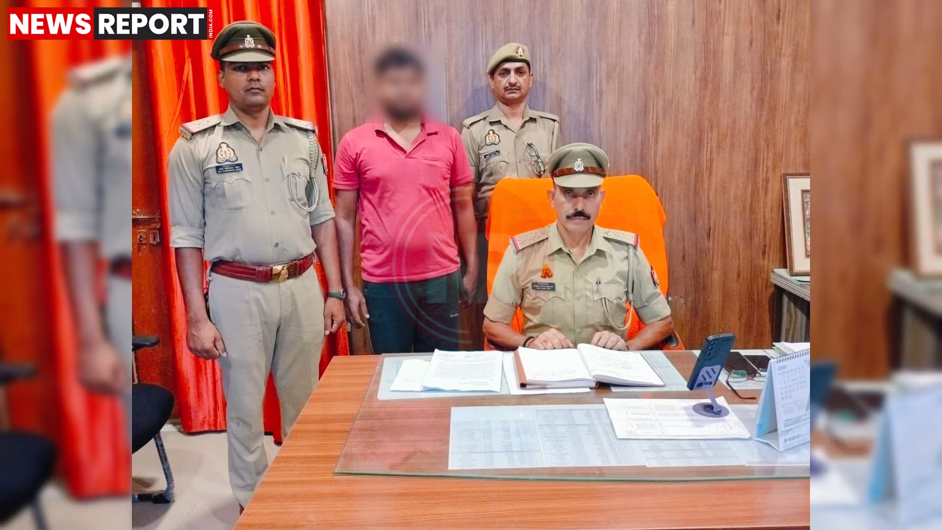 पुलिस हिरासत में एक अपराधी, पीछे पुलिसकर्मी खड़े हैं।