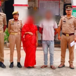 रामनगर पुलिस गुमशुदा महिला को उसके परिवार को सौंपते हुए