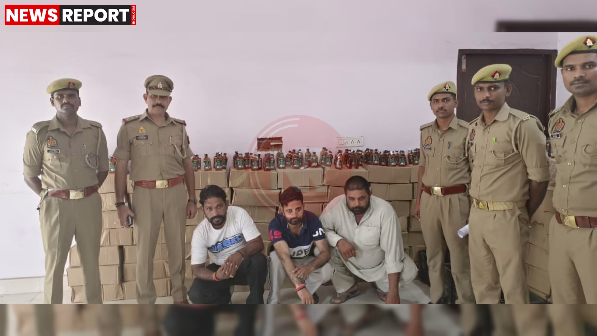 रामनगर पुलिस द्वारा जब्त की गई अवैध शराब की पेटियां और गिरफ्तार शराब तस्कर।