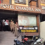वाराणसी के मंडुवाडीह में चंद्रा इन होटल पर पुलिस की छापेमारी, पुलिसकर्मी और होटल के बाहर भीड़