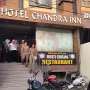 वाराणसी के रोहनिया में चंद्रा इन होटल पर पुलिस की छापेमारी, पुलिसकर्मी और होटल के बाहर भीड़