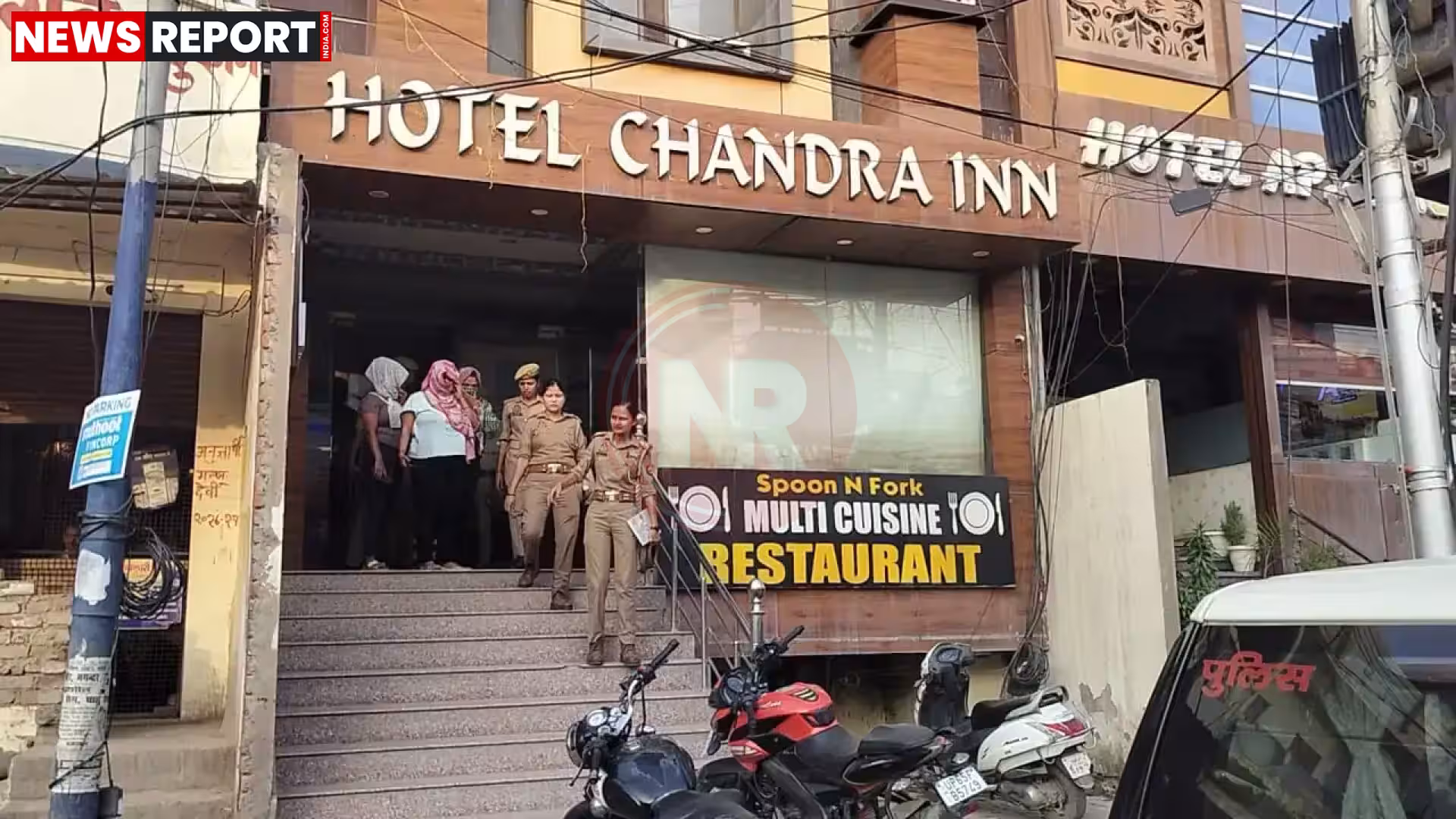 वाराणसी के रोहनिया में चंद्रा इन होटल पर पुलिस की छापेमारी, पुलिसकर्मी और होटल के बाहर भीड़