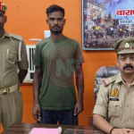 वाराणसी में वरुणा नदी के पास पुलिस टीम और गिरफ्तार आरोपी मोनू श्रीवास्तव।