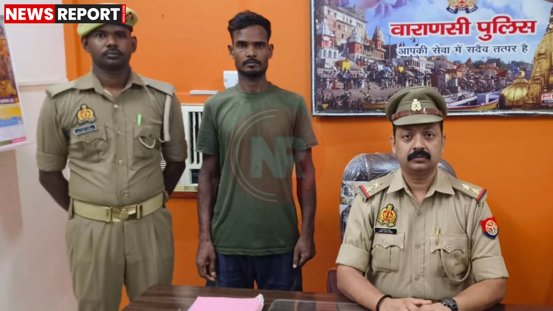 वाराणसी में वरुणा नदी के पास पुलिस टीम और गिरफ्तार आरोपी मोनू श्रीवास्तव।