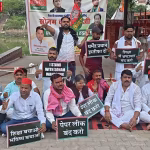 वाराणसी में शास्त्री घाट पर सोनम वांगचुक के समर्थन में भूख हड़ताल करते छात्र व सामाजिक कार्यकर्ता