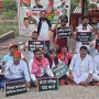 वाराणसी में शास्त्री घाट पर सोनम वांगचुक के समर्थन में भूख हड़ताल करते छात्र व सामाजिक कार्यकर्ता