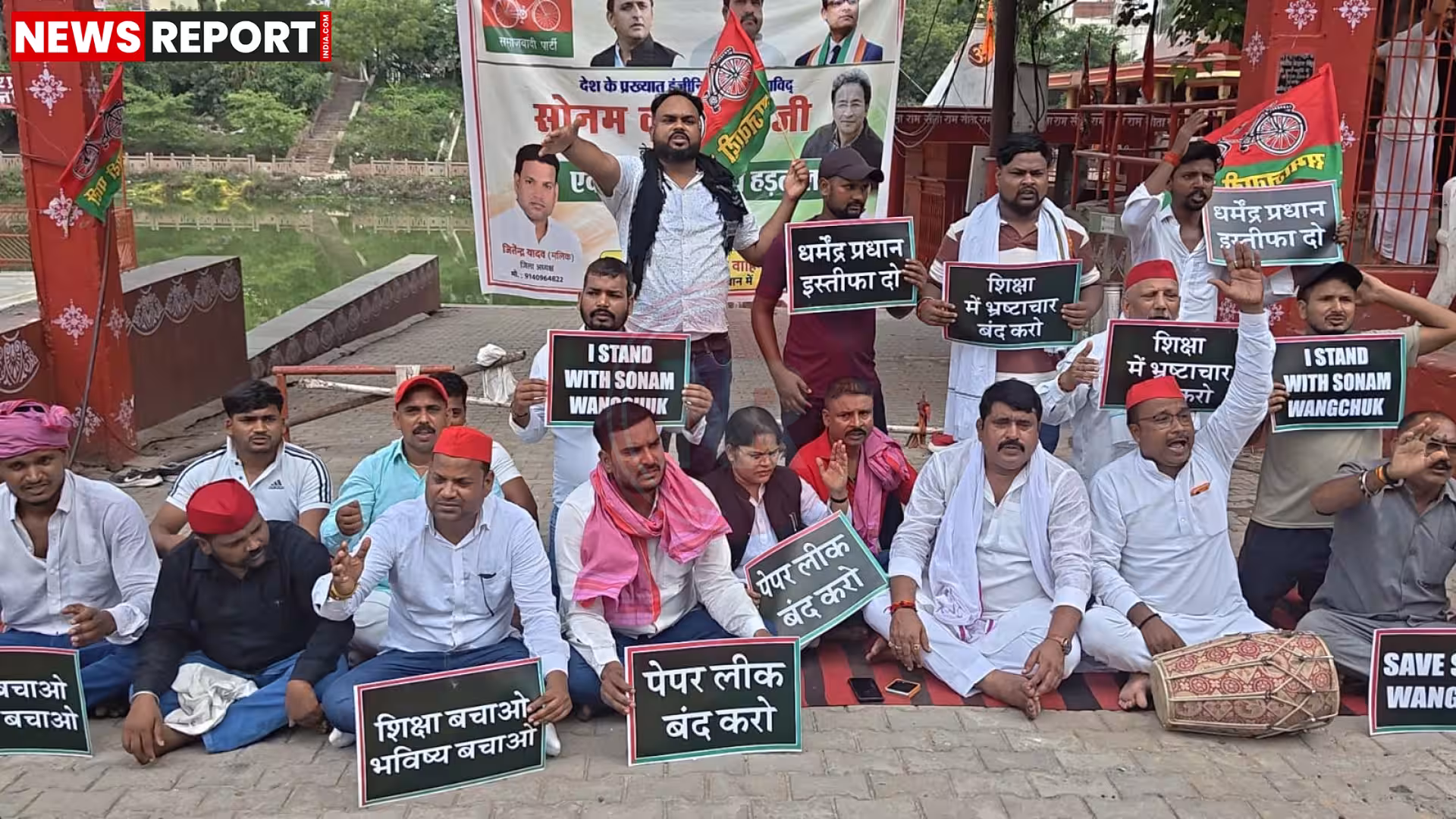 वाराणसी में शास्त्री घाट पर सोनम वांगचुक के समर्थन में भूख हड़ताल करते छात्र व सामाजिक कार्यकर्ता