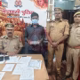 वाराणसी पुलिस द्वारा पकड़े गए अवैध पिस्टल और कारतूस के साथ गिरफ्तार युवक समीर गुप्ता।