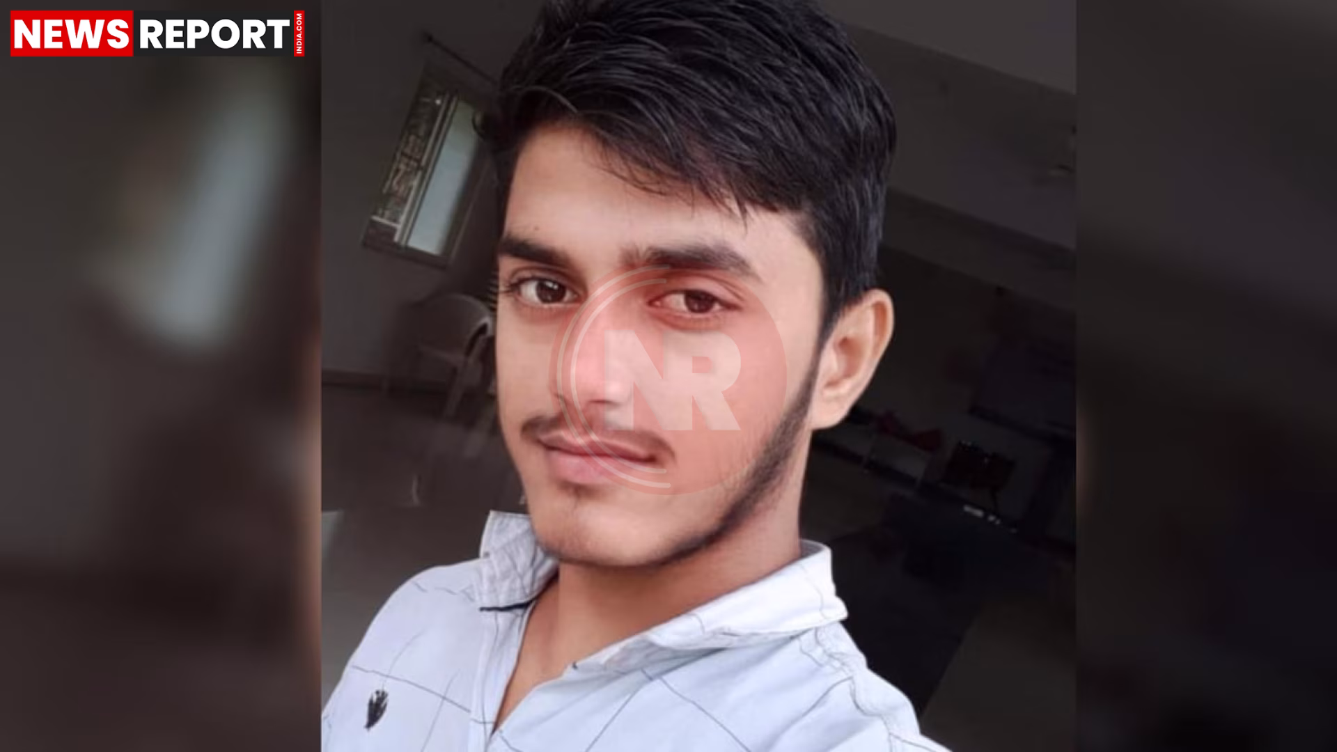 गंगा नदी के किनारे पुलिस और NDRF कर्मी, पास में भीड़ और एक स्ट्रेचर।