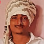 एक पुलिस अधिकारी अपराध स्थल पर जांच कर रहे हैं, जहाँ एक युवक की गोली मारकर हत्या हुई है।