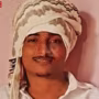 एक पुलिस अधिकारी अपराध स्थल पर जांच कर रहे हैं, जहाँ एक युवक की गोली मारकर हत्या हुई है।