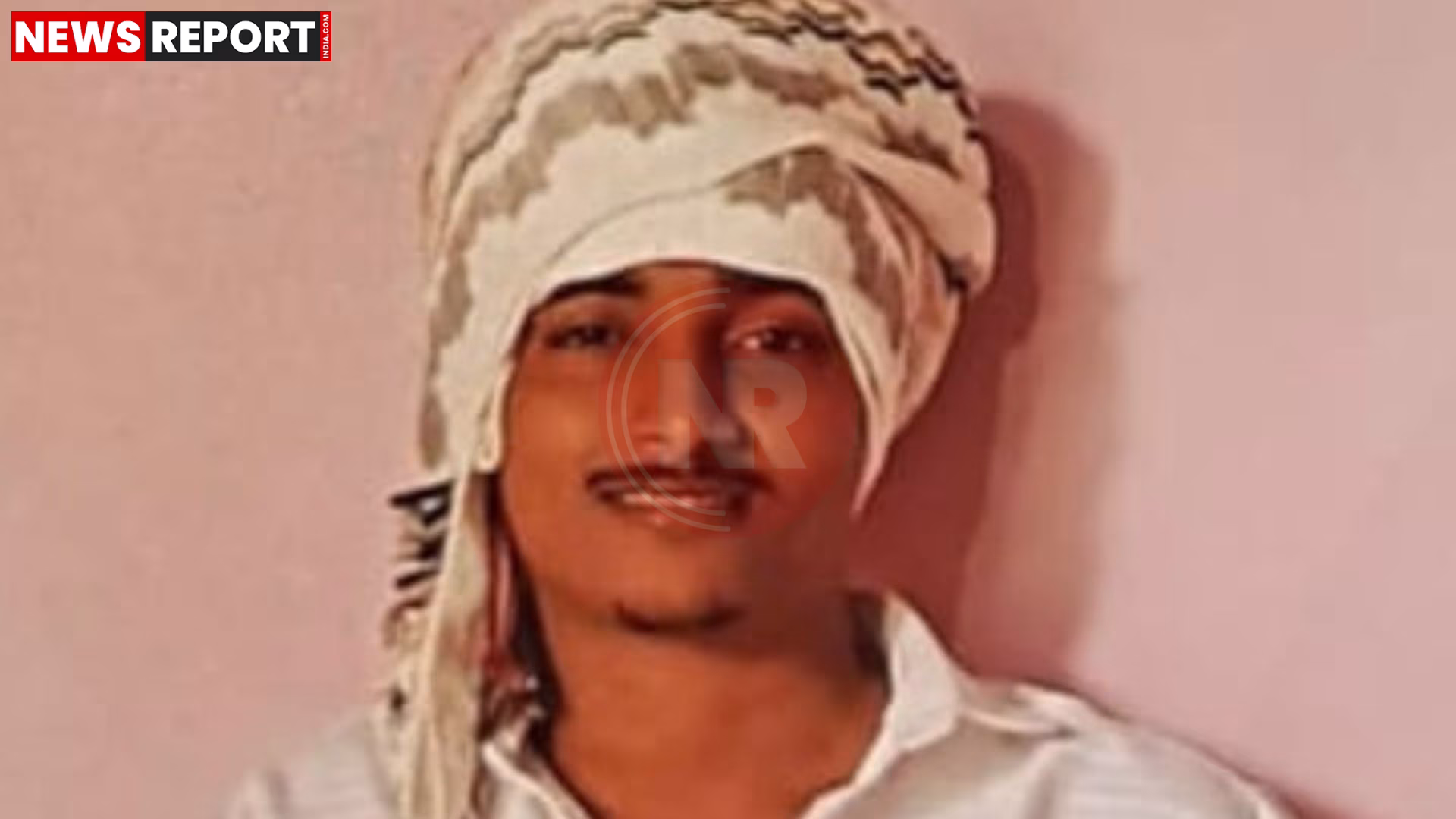 एक पुलिस अधिकारी अपराध स्थल पर जांच कर रहे हैं, जहाँ एक युवक की गोली मारकर हत्या हुई है।
