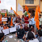 बीएचयू में झारखंड परीक्षा अनियमितताओं के खिलाफ प्रदर्शन करते एबीवीपी छात्र