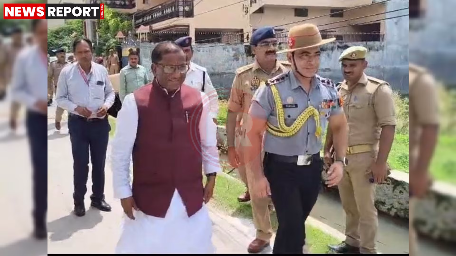 राज्यपाल लक्ष्मण प्रसाद आचार्य अपनी बहन से राखी बंधवाते हुए, बगल में सुरक्षाकर्मी।