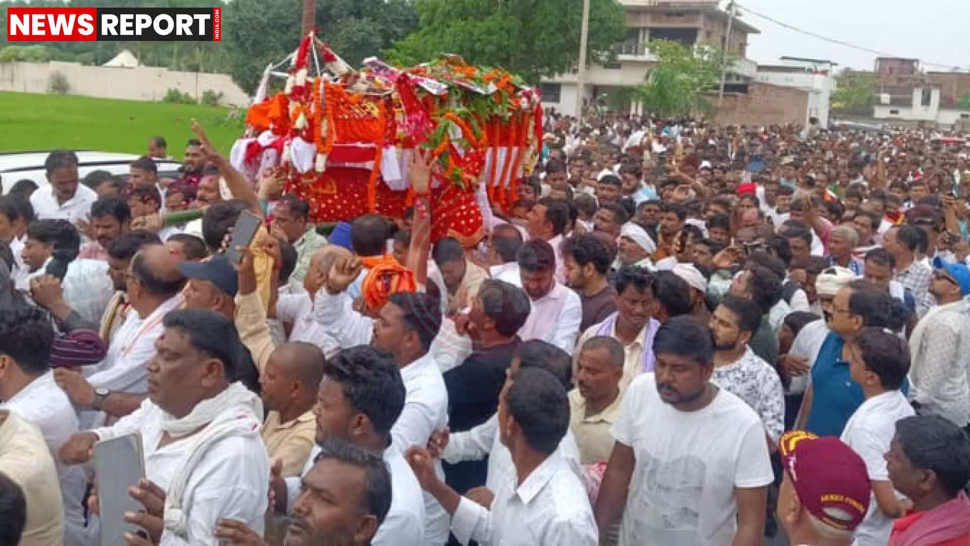 बलिया में बसपा विधायक उमाशंकर सिंह की शव यात्रा में उमड़ा जनसैलाब, समर्थक नम आंखों से दे रहे अंतिम विदाई।