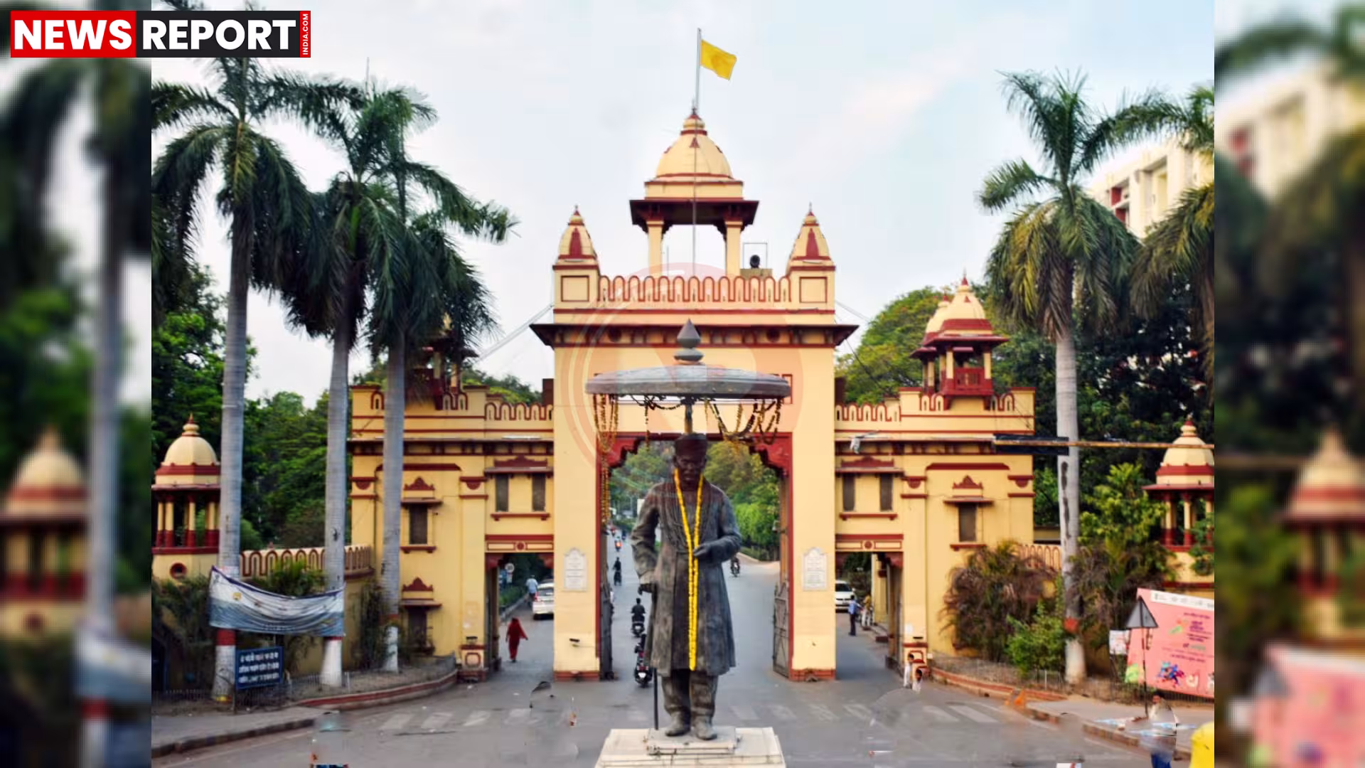 काशी हिंदू विश्वविद्यालय (BHU) का मुख्य द्वार और उस पर निलंबन आदेश की प्रतिलिपि पकड़े एक छात्र की सांकेतिक तस्वीर।