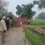 पुलिस बल की मौजूदगी में वन भूमि से अतिक्रमण हटाते अधिकारी, ग्रामीण विरोध करते हुए।