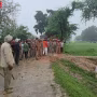पुलिस बल की मौजूदगी में वन भूमि से अतिक्रमण हटाते अधिकारी, ग्रामीण विरोध करते हुए।