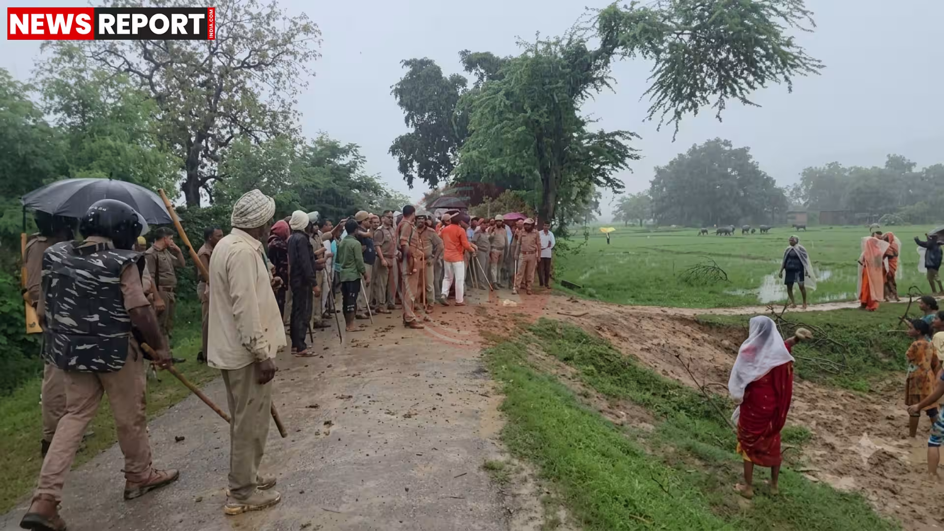 पुलिस बल की मौजूदगी में वन भूमि से अतिक्रमण हटाते अधिकारी, ग्रामीण विरोध करते हुए।