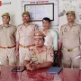 चंदौली पुलिस द्वारा 50 हजार के इनामी हिस्ट्रीशीटर दिलीप कुशवाहा को गिरफ्तार करते हुए