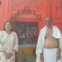 वाराणसी में गंगा घाट पर डॉ एच डी रमेश गौड़ा अपनी मां चेनम्मा देवेगौड़ा का पिंडदान करते हुए