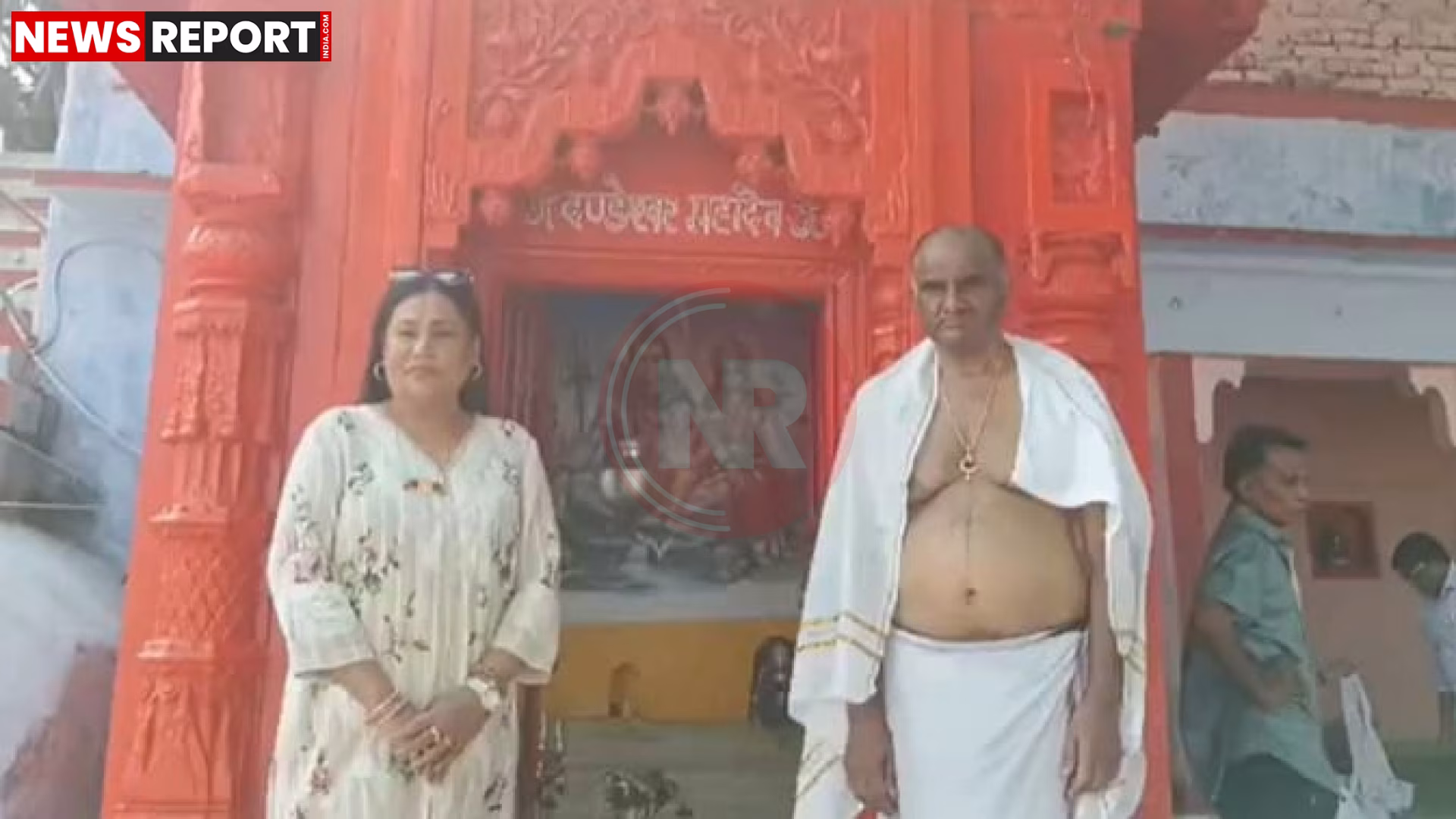 वाराणसी में गंगा घाट पर डॉ एच डी रमेश गौड़ा अपनी मां चेनम्मा देवेगौड़ा का पिंडदान करते हुए