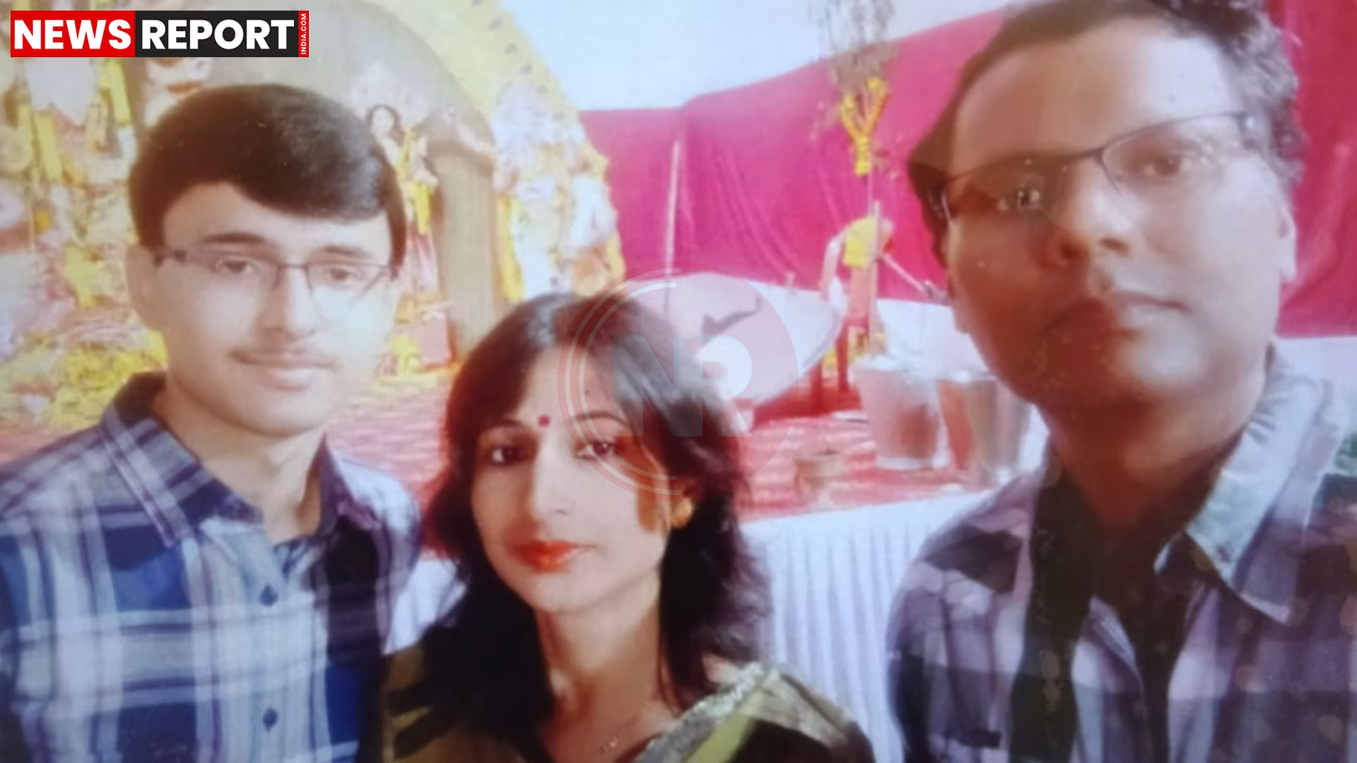 वाराणसी में घटनास्थल पर पुलिस जांच करती हुई, जहां मां-बेटे के शव मिले