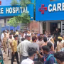 वाराणसी में चक्काजाम कर प्रदर्शन करते मृत बच्ची के परिजन और पुलिस अधिकारी