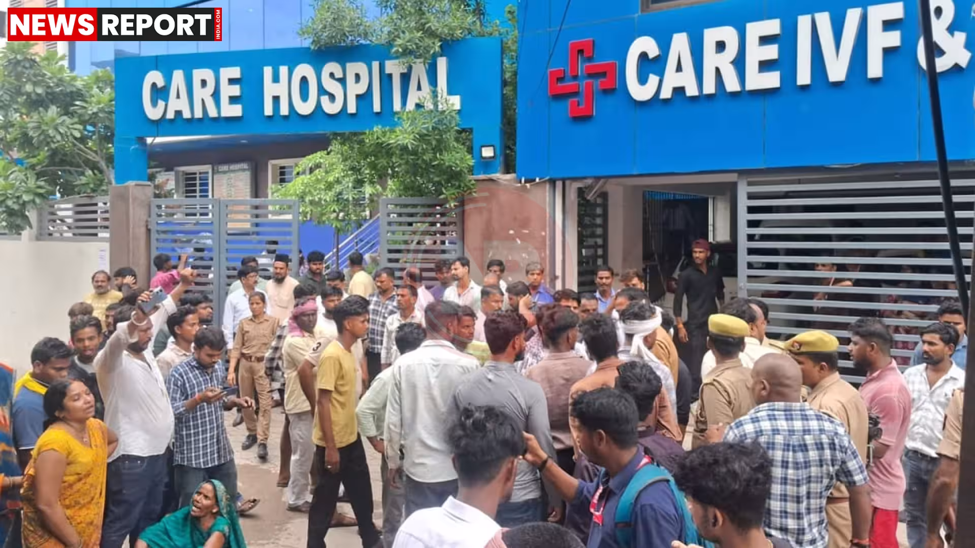 वाराणसी में चक्काजाम कर प्रदर्शन करते मृत बच्ची के परिजन और पुलिस अधिकारी