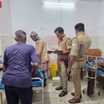चंदौली में कुएं में जहरीली गैस से हुए हादसे में बचाव अभियान, पुलिस और ग्रामीण कुएं के पास खड़े हैं।
