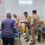 चंदौली में कुएं में जहरीली गैस से हुए हादसे में बचाव अभियान, पुलिस और ग्रामीण कुएं के पास खड़े हैं।