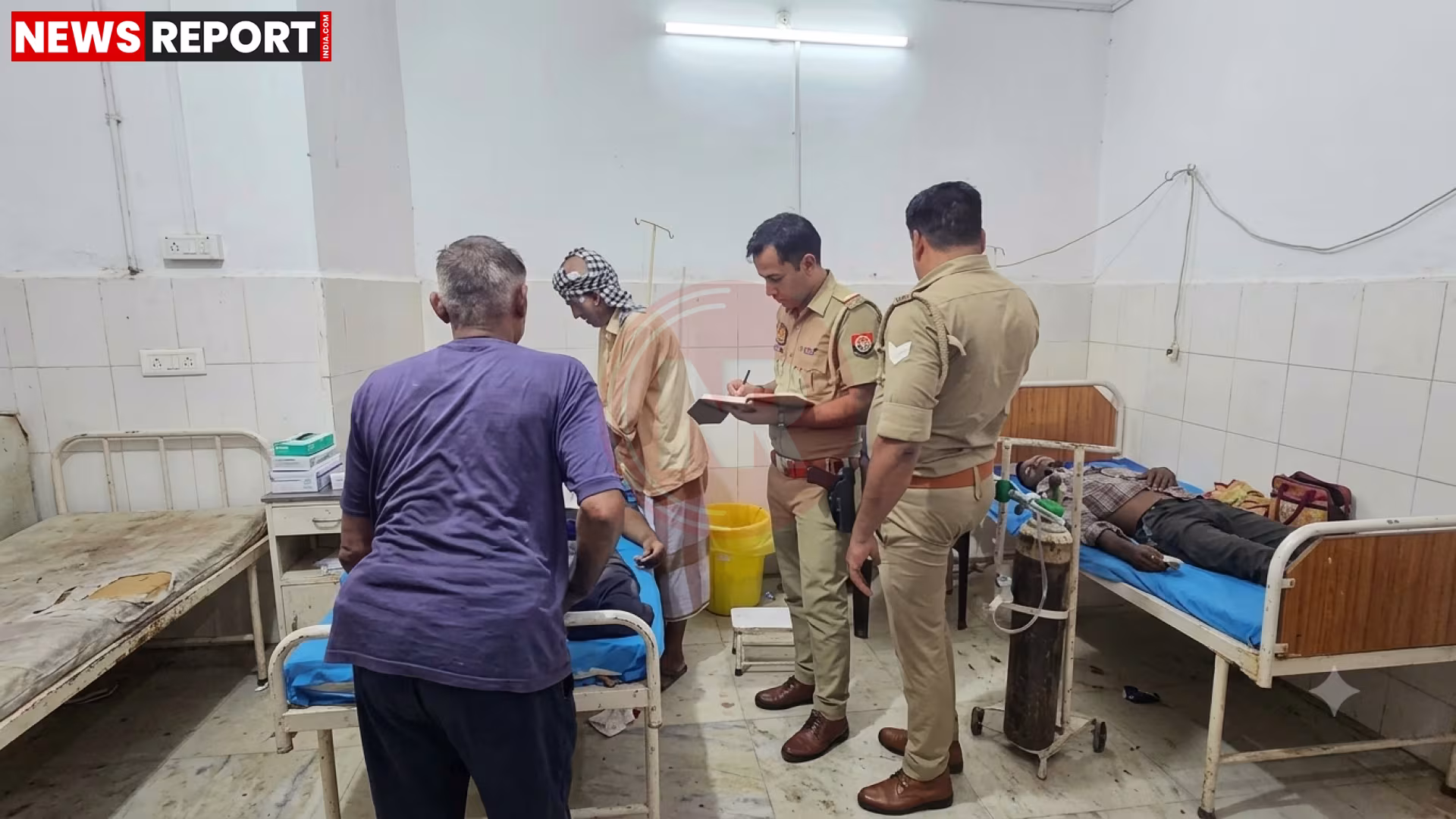 चंदौली में कुएं में जहरीली गैस से हुए हादसे में बचाव अभियान, पुलिस और ग्रामीण कुएं के पास खड़े हैं।