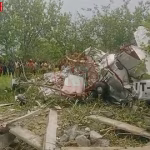 कानपुर में दुर्घटनाग्रस्त ट्विन इंजन ट्रेनिंग प्लेन का मलबा खेत में पड़ा हुआ